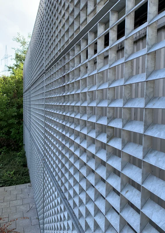 La lame inclinée à 45° permet d’habiller élégamment des façades industrielles